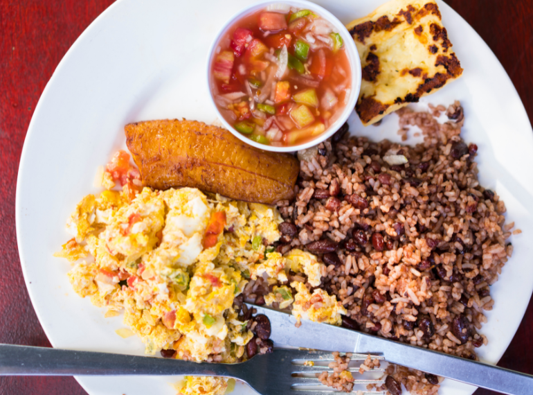 Traditionelles Frühstück Gallo Pinto in Costa Rica