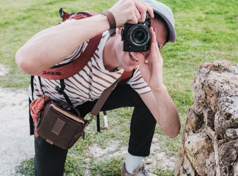 Tourist mit Kamera beobachtet respektvoll die Natur in Costa Rica