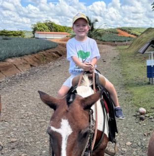 Madchen auf dem Pferd auf Ananasfeld in Costa Rica