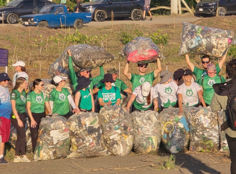Protection de l'environnement au Costa Rica : ramasser les déchets sur une plage.